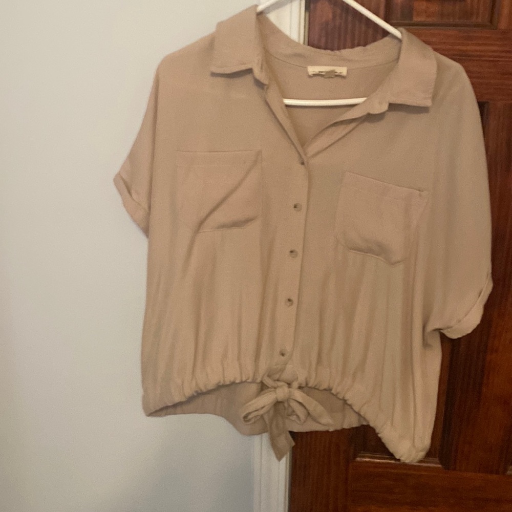 ee:some tan button up top
